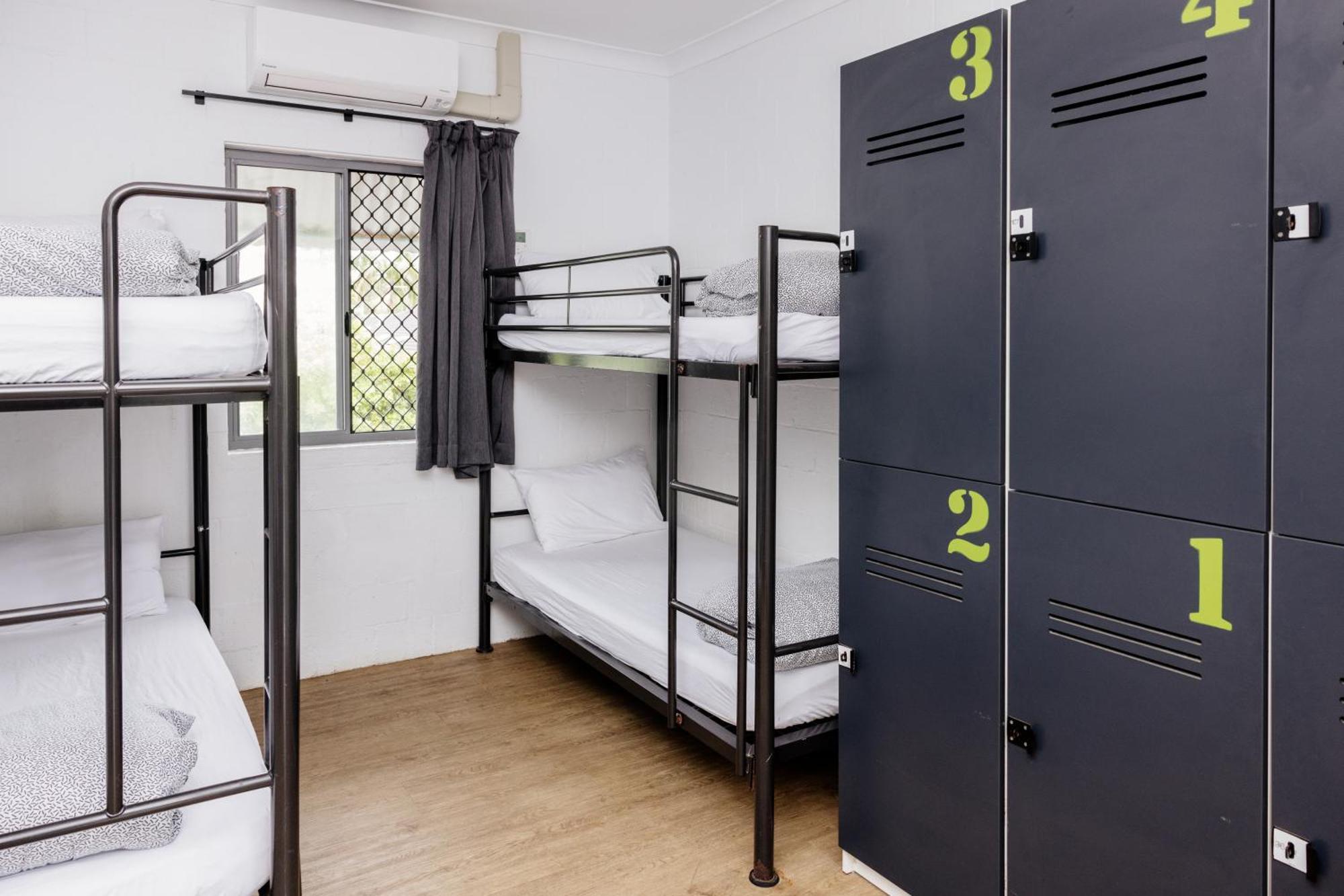 Bed 9-Bed Male Dormitory Room